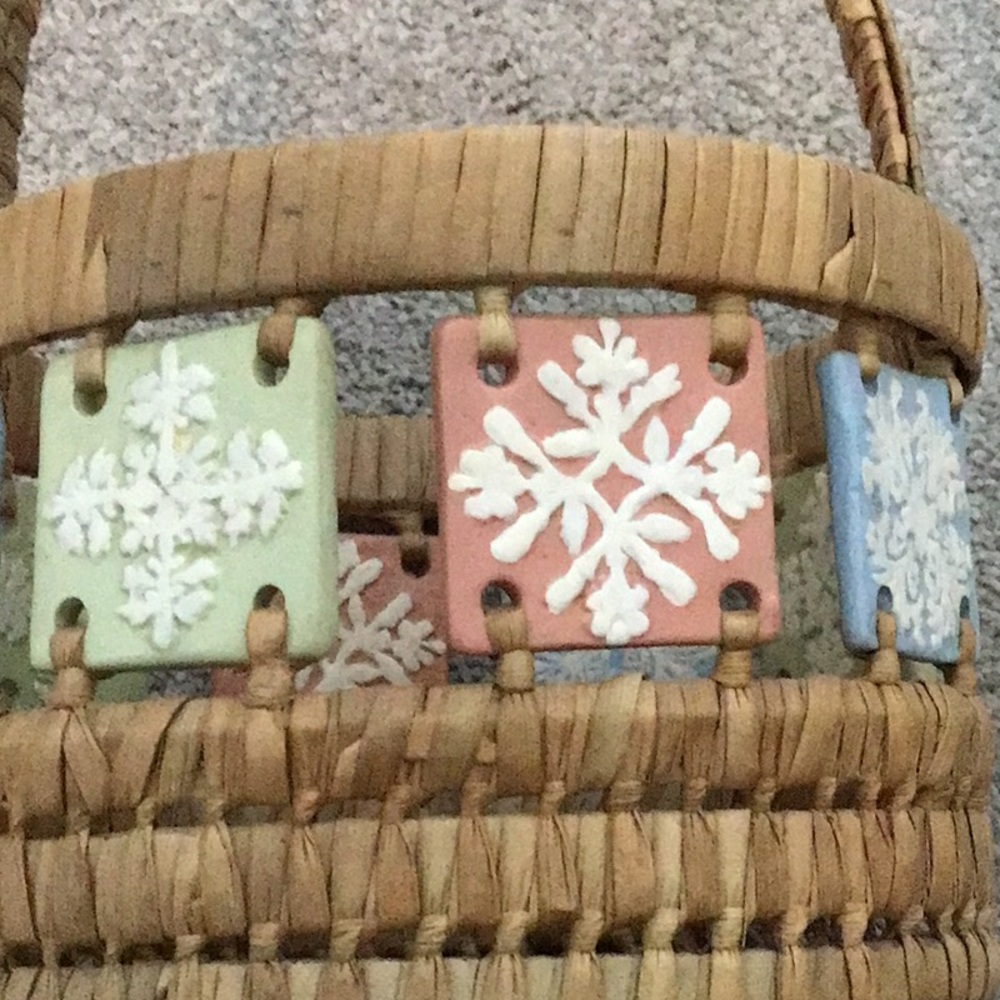 Snowflake Basket - Picture 2 of 4